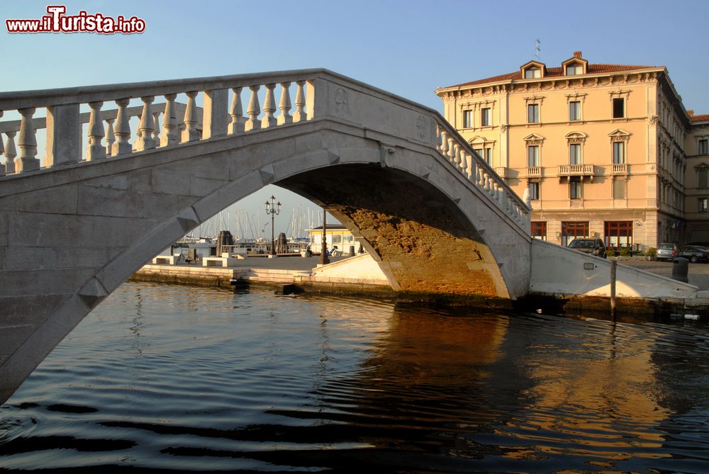 Immagine Le reti da pesca nel vecchio porto di Chioggia, Veneto, Italia. Qui la pesca, ancora oggi, rappresenta una tradizione importante.