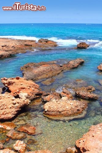 Immagine Le rocce colorate lungo la spiaggia di Las Rotas. Il tratto di mare di questa zona della Comunità Valenciana prende il nome di Costa Blanca, e verte intorno alla località turistica di Denia, una delle più celebri della Spagna - © holbox / Shutterstock.com