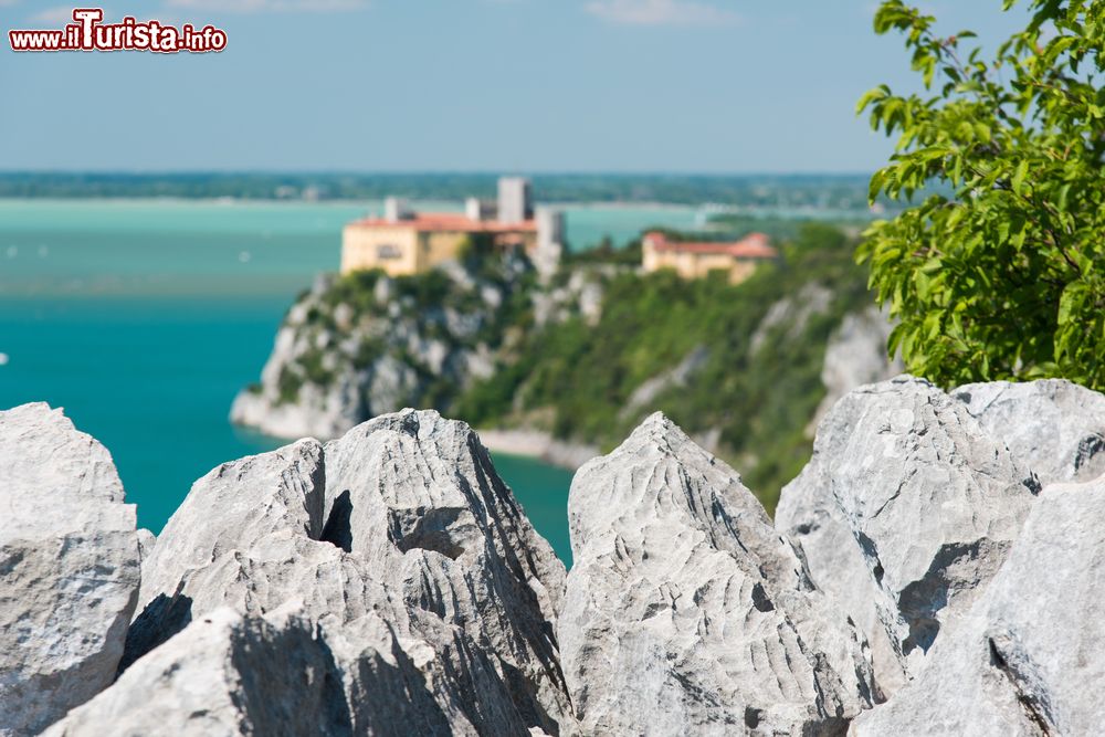 Immagine Le rocce del Carso e il Castello di Duino sullo sfondo