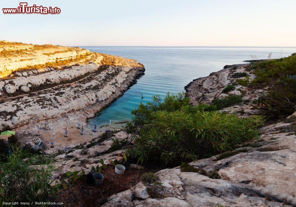 Immagine Le rocce di Cala Greca, spiaggia riparata a Lampedusa, Isole Pelagie, Sicilia - © bepsy / Shutterstock.com