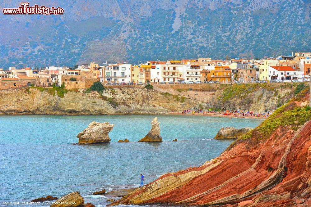 Immagine Le rocce di Cala Rossa, i Faraglioni di Praiola e il borgo marino di Terrasini in Sicilia - © poludziber / Shutterstock.com