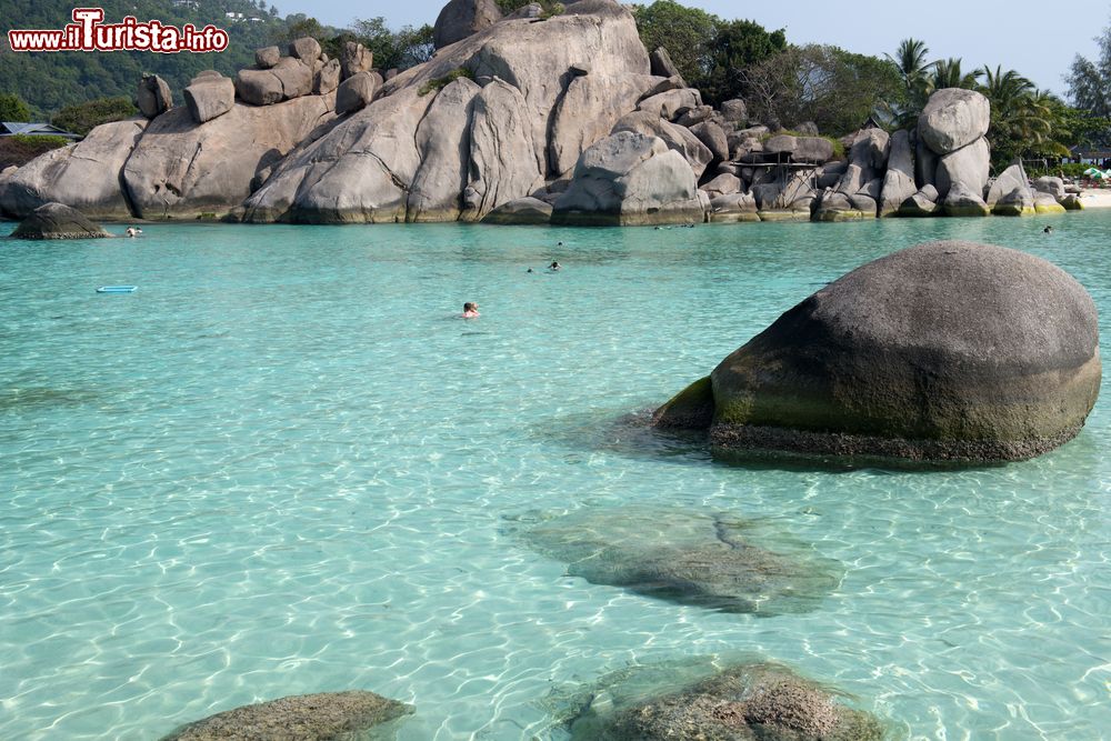 Immagine Le rocce levigate della spiaggia di Nang yuan in Thailandia