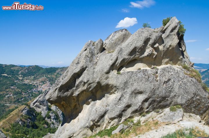 Immagine Le rocce spettacolari di Pietrapertosa fanno parte delle cosiddette Dolomiti Lucane, anche se la loro composizione è di tipo terrigeno, cioè costituita da arenarie e conclomerati e non rocce di tipo dolomitico - © Mi.Ti. / Shutterstock.com