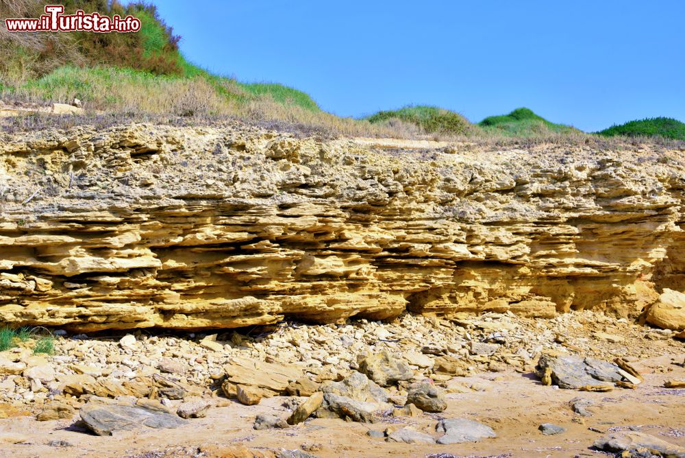 Immagine Le rocce stratificate "a millefoglie" di Punta Braccetto in provincia di Ragusa, Sicilia sud-orientale