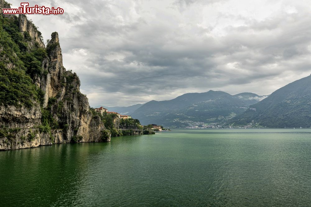 Immagine Le rocce sul lago di Iseo vicino al'orrido di Bogn, non lontano da RIva di Solto