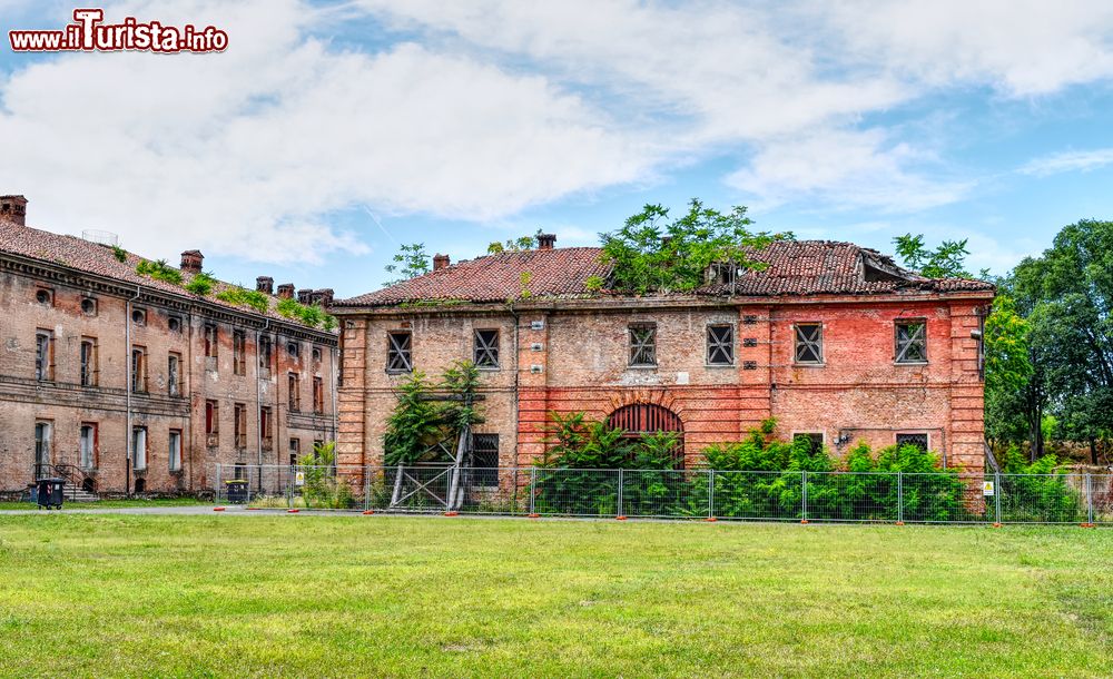 Immagine Le rovine abbandonate della vecchia cittadella di Alessandria, Piemonte. E' l'unica fortezza di pianura costruita dai Savoia nel XVIII° secolo nonchè la sola a livello europeo ancora oggi inserita nel suo contesto ambientale originario.