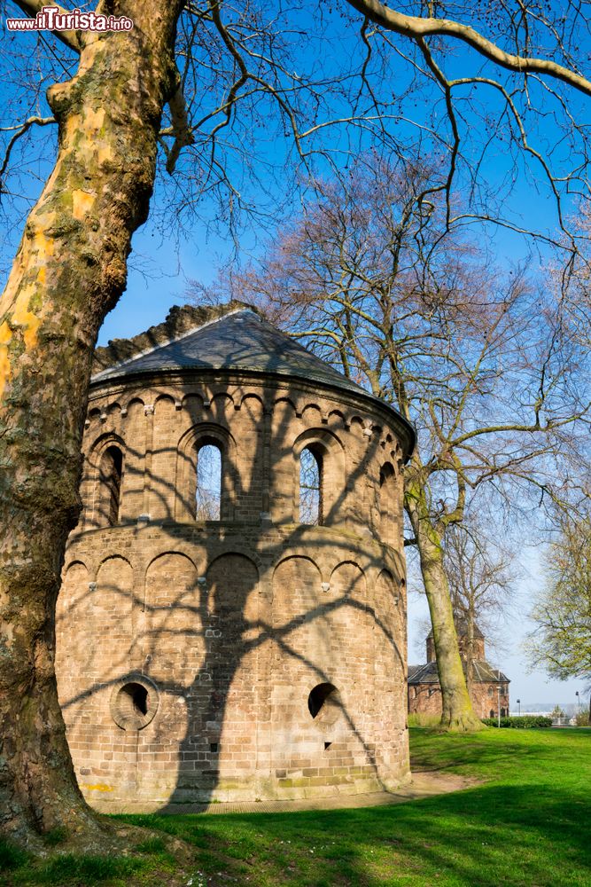 Immagine Le rovine del Barbarossa o cappella Maartens nel parco Valkhof a Nijmegen, Olanda.