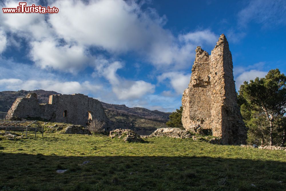 Immagine Le rovine del Castello dei Ventimiglia di Geraci Siculo in Sicilia, siamo in provincia di Palermo