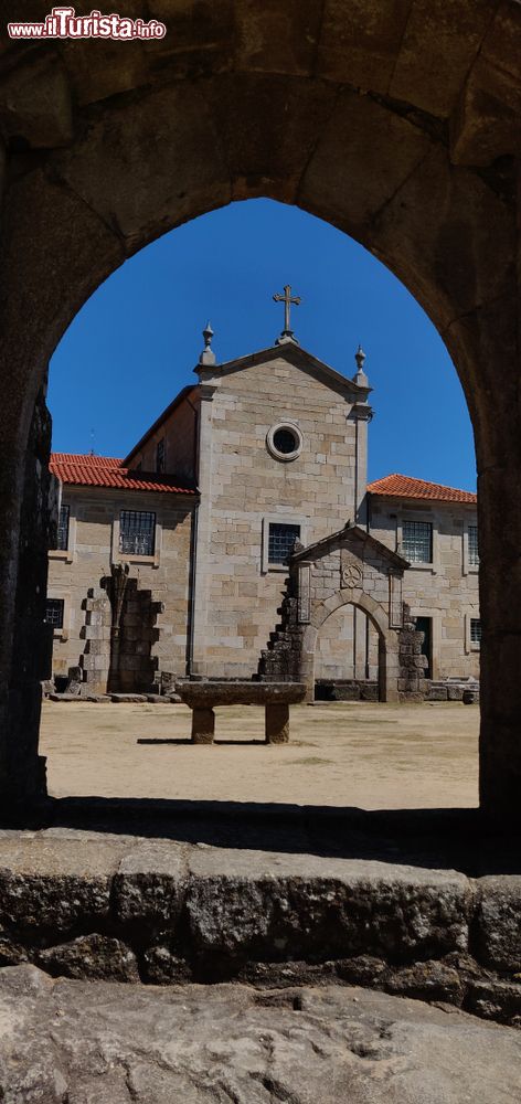 Immagine Le rovine del castello di Barcelos viste attraverso un arco, distretto di Braga, Portogallo. Questo palazzo castello è stato anticamente una dimora nobiliare: oggi rimangono solo un comignolo a forma di canna e una torre.
