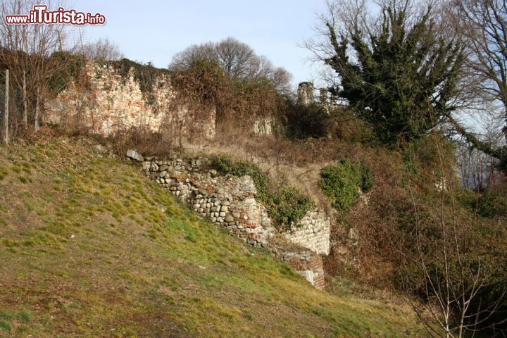 Immagine Le rovine del Castello di Pombia, in Piemonte - © Alessandro Vecchi - CC BY-SA 3.0 - Wikipedia