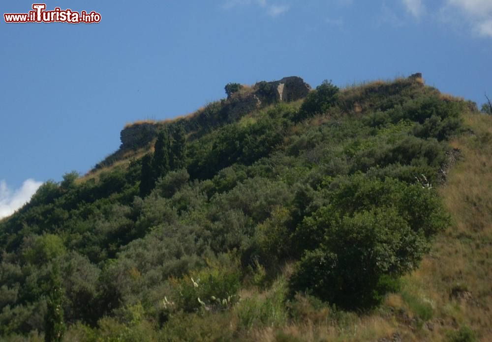 Immagine Le rovine del Castello che dominano il borgo di Saponara - © Ciao411 - Pubblico dominio, Wikipedia