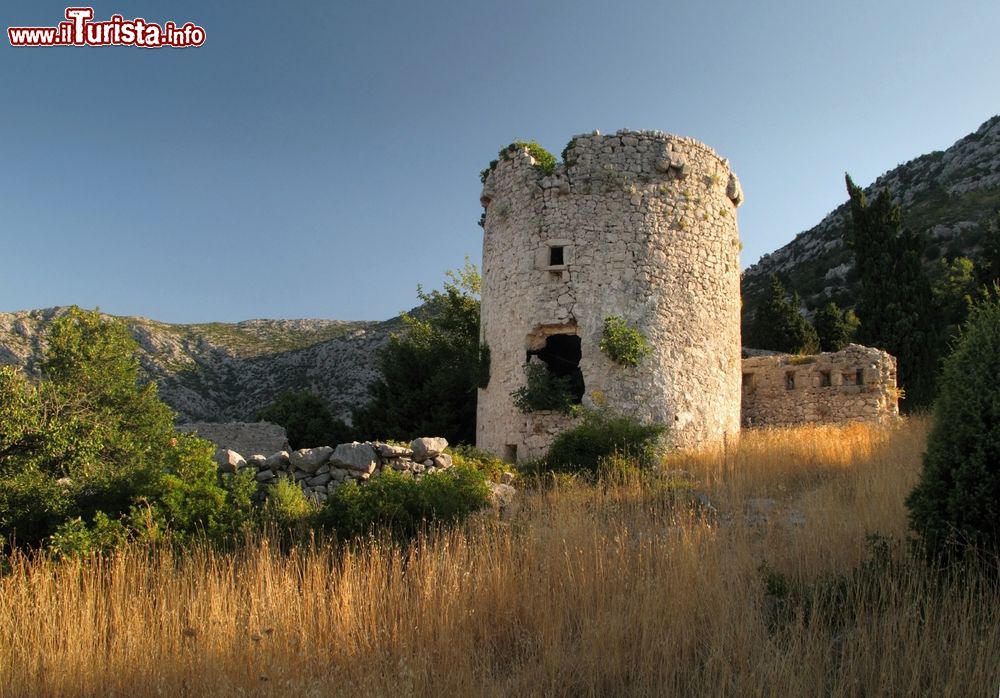 Immagine Le rovine del Castello di Smrdan Grad sopra al villaggio di Klek in Croazia.