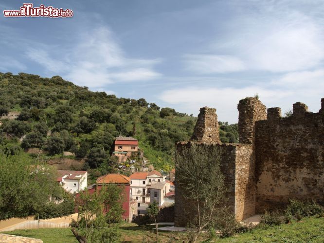Immagine Le rovine del Castello Salvaterra a Iglesias in Sardegna - © Shutterschock / Shutterstock.com