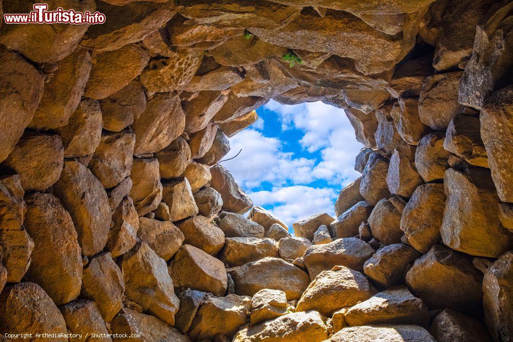 Immagine Le rovine del complesso nuragico di La Prisgiona, non distante da Arzachena in Sardegna - © ArtMediaFactory / Shutterstock.com