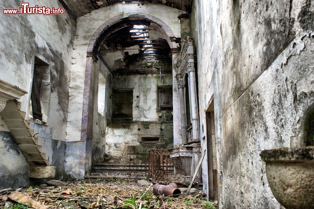Immagine Le rovine del convento di Granja nei pressi di Boticas, Portogallo. La sua costruzione risale al XVIII° secolo; già alla fine del XIX° venne utilizzato come collegio femminile delle Suore Ospedaliere di Beca. La chiesetta ha una bella facciata barocca con un imponente portale rettangolare.