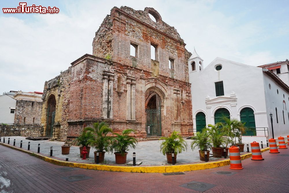 Immagine Le rovine del convento di Santo Domingo a Casco Viejo, Panama City, America Centrale. L'edificio religioso è stato uno dei primi ad essere costruito nella nuova città di Panama nel 1678. A causa di due incendi del XVII° il convento ha visto crollare la torre e gli interni.