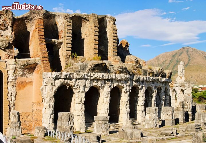 Immagine Le rovine del grande anfiteatro romano a Santa Maria Capuavetere - © LianeM / Shutterstock.com