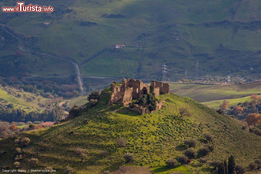 Immagine Le rovine del Monastero di Sam Michele Arcangelo vicino a Troina in Sicilia - © bepsy / Shutterstock.com