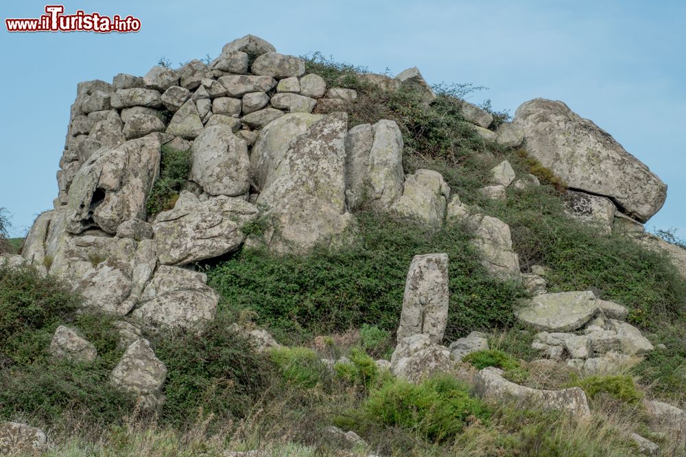 Immagine Le rovine del Nuraghe Sa Fraigada, siamo a Sinnai in Sardegna