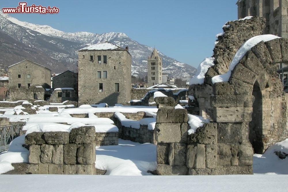 Immagine Le rovine del Teatro Romano e la chiesa di Sant'Orso a Aosta, Valle d'Aosta, sotto la neve. La Collegiata dei Santi Pietro e Orso rappresenta, assieme alla cattedrale cittadina, la testimonianza principale dell'arte sacra in questa regione.