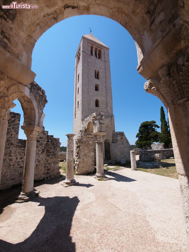 Immagine Le rovine della chiesa di San Giovanni Evangelista a Rab, Croazia. Il centro storico di Rab, sull'omonima isola, si trova racchiuso fra mura bianche dove sorgono alcuni dei principali monumenti cittadini: la chiesa di San Giovanni è l'unico complesso religioso medievale con la processione attorno all'altare.