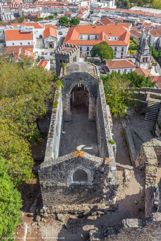 Immagine Le rovine della chiesa di Santa Maria da Pena con il tetto collassato, Leiria (Portogallo), viste dal castello cittadino - © StockPhotosArt / Shutterstock.com