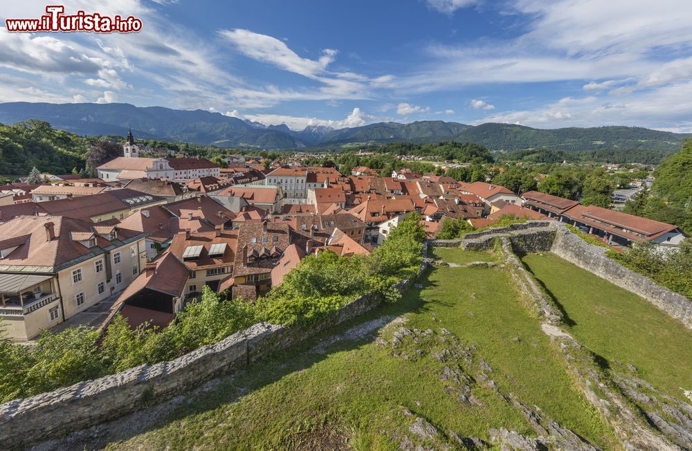 Immagine Le rovine della fortezza di Mali grad e la città di Kamnik, in Slovenia