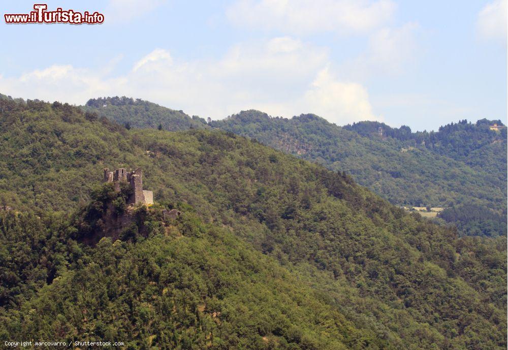 Immagine Le rovine della Rocca di Cerbaia, il castello sulle montagne di Cantagallo in Toscana - © marcovarro / Shutterstock.com