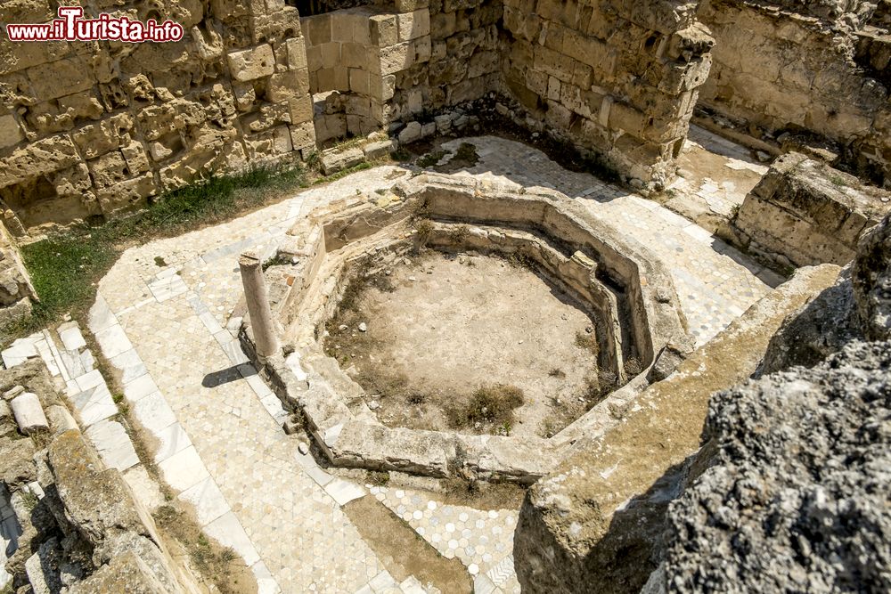 Immagine Le rovine dell'antica città di Salamis (Salamina), Famagosta, Cipro Nord. Questa località sorge alla foce del fiume Pedio, sei chilometri a nord della moderna Famagosta. Secondo gli storici Salamina fu fondata da Teucro, fratello di Aiace Talamonio, sulla via del ritorno dalla guerra di Troia. 