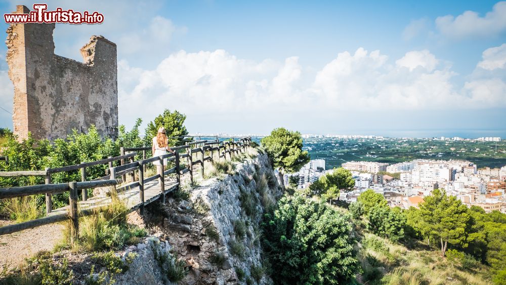 Immagine Le rovine dell'antico castello moresco di Santa Anna a Oliva, Spagna. Sullo sfondo, la cittadina situata nella Comunità Autonoma Valenciana.