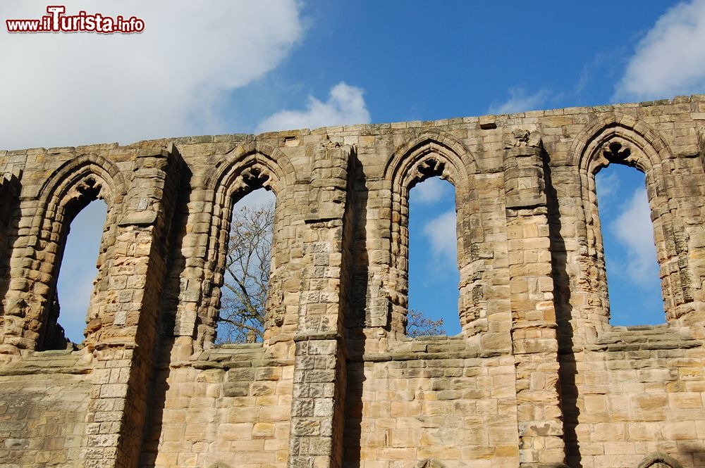 Immagine Le rovine dell'antico muro dell'Abbazia di Dunfermline, Scozia, UK. Durante gli anni della riforma scozzese il monastero venne saccheggiato.