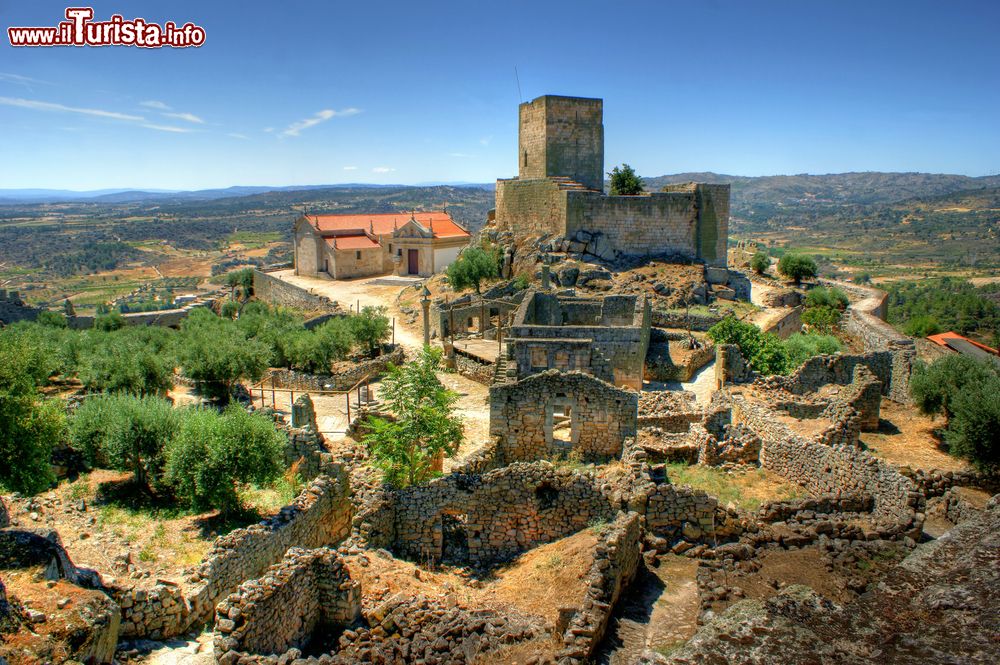 Immagine Le rovine dello storico villaggio di Marialva a Meda, Portogallo, immerse fra gli ulivi.