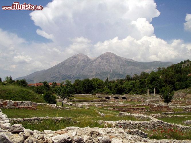 Immagine Le rovine di Alba Fucens vicino ad Avezzano - © CaesarGJ - CC BY-SA 3.0 - Wikimedia Commons.