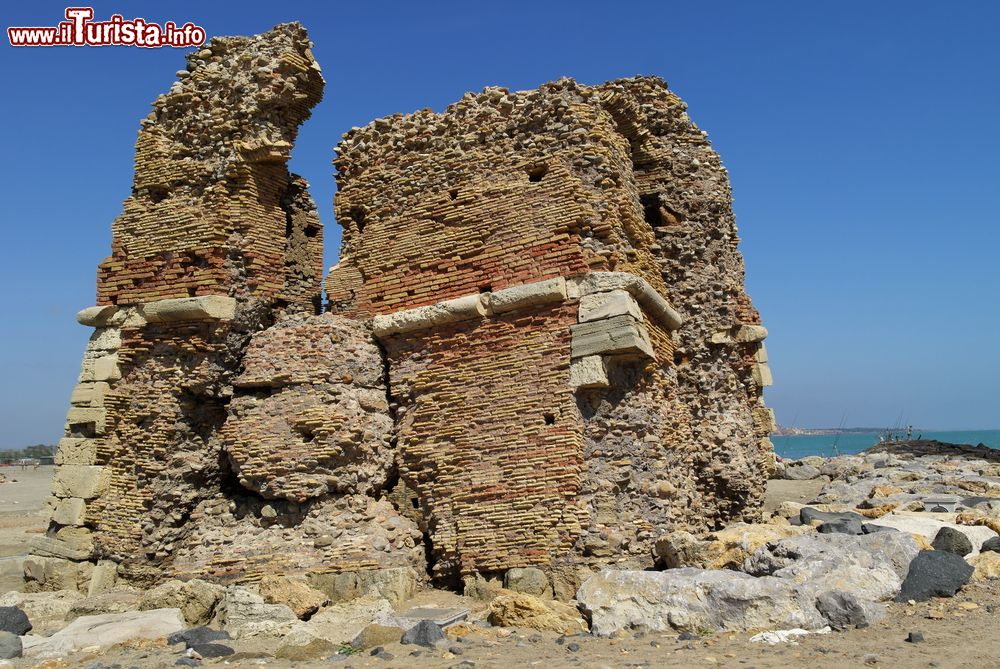 Immagine Le rovine di Torre Flavia, di epoca romana sulla spiaggia di Ladispoli, nel Lazio