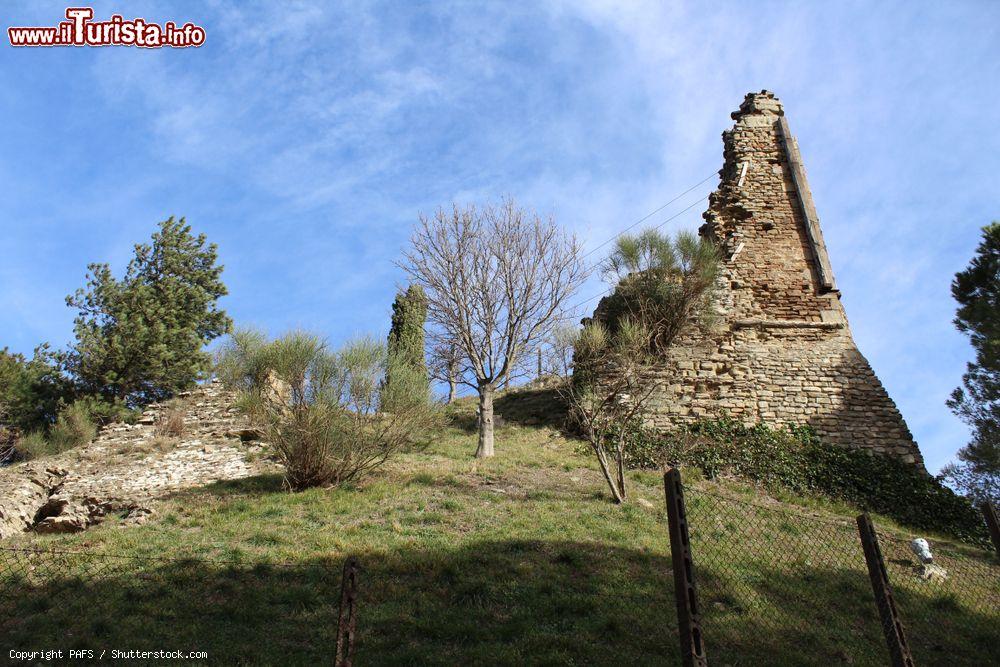 Immagine Le rovine di un antico castello a Castel di Rio, provincia di Bologna, valle del FIume Santerno - © PAFS / Shutterstock.com