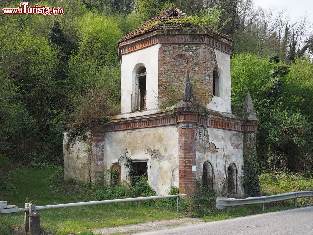 Immagine Le rovine di una cappella gotica in via Valcerrina vicino a Chivasso in Piemonte