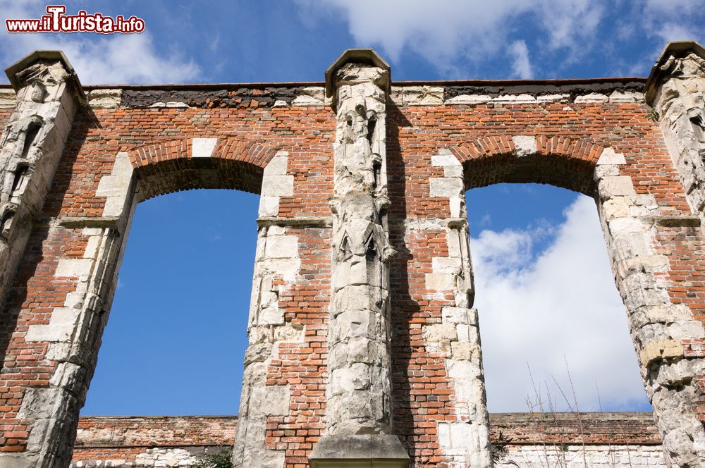 Immagine Le rovine di una chiesa con finestre fra mattoni rossi a Amiens, Francia.