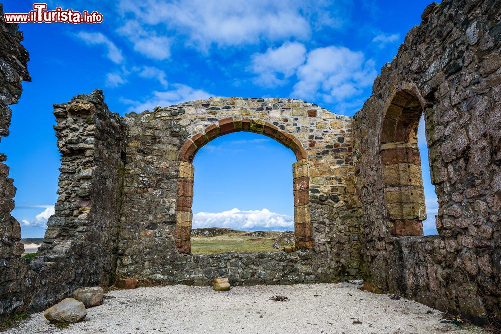 Immagine Le rovine di una chiesa del XVI° secolo sull'isola di Llanddwyn a Anglesey, Galles, UK.