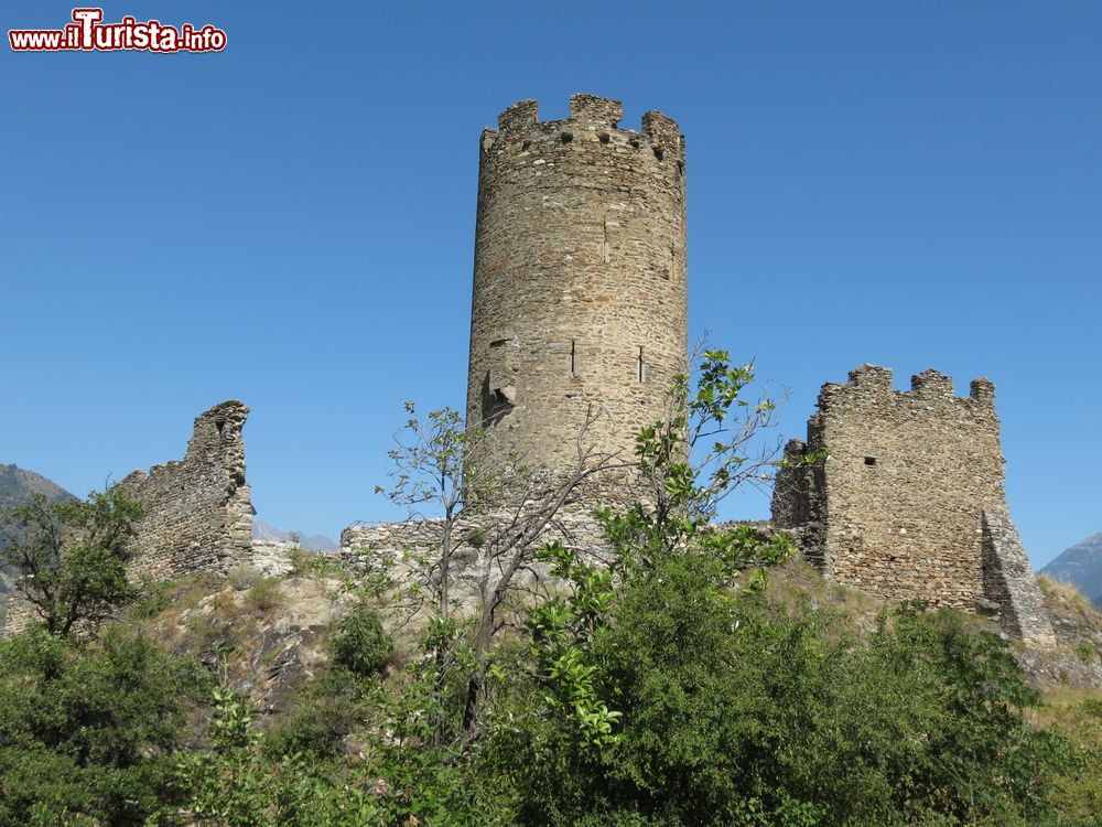 Immagine Le rovine di una fortezza medievale a Villenueve in Valle d'Aosta