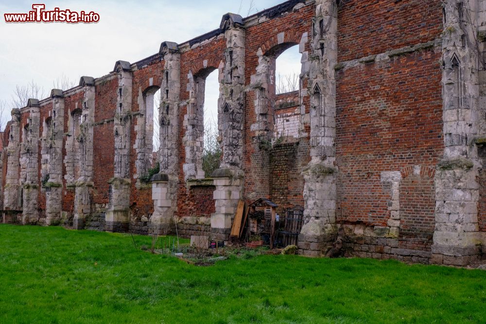 Immagine Le rovine di una maestosa chiesa nella campagna a est di Amiens, Francia.