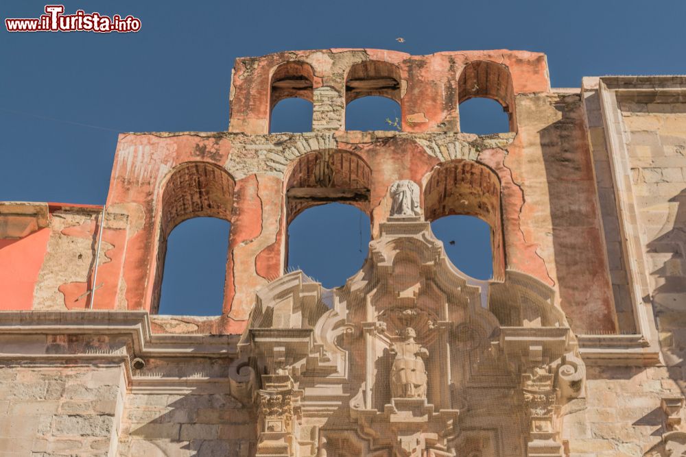 Immagine Le rovine di una vecchia chiesa nella città di Guanajuato, Messico: facciata rosa con sei arcate e elaborati dettagli in pietra.