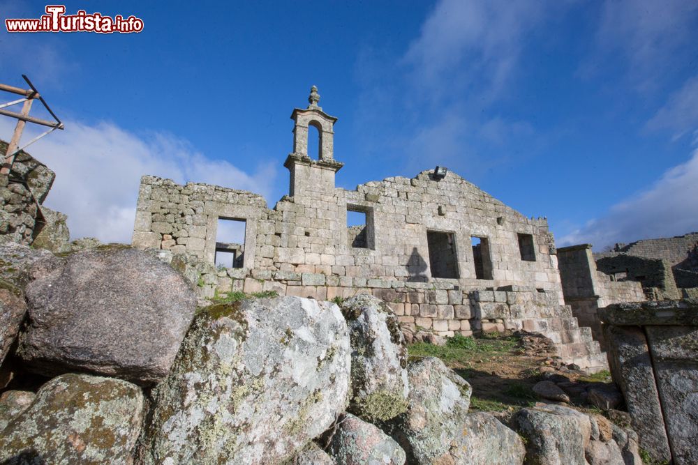 Immagine Le rovine di un'antica chiesa nel villaggio di Marialva, Portogallo.