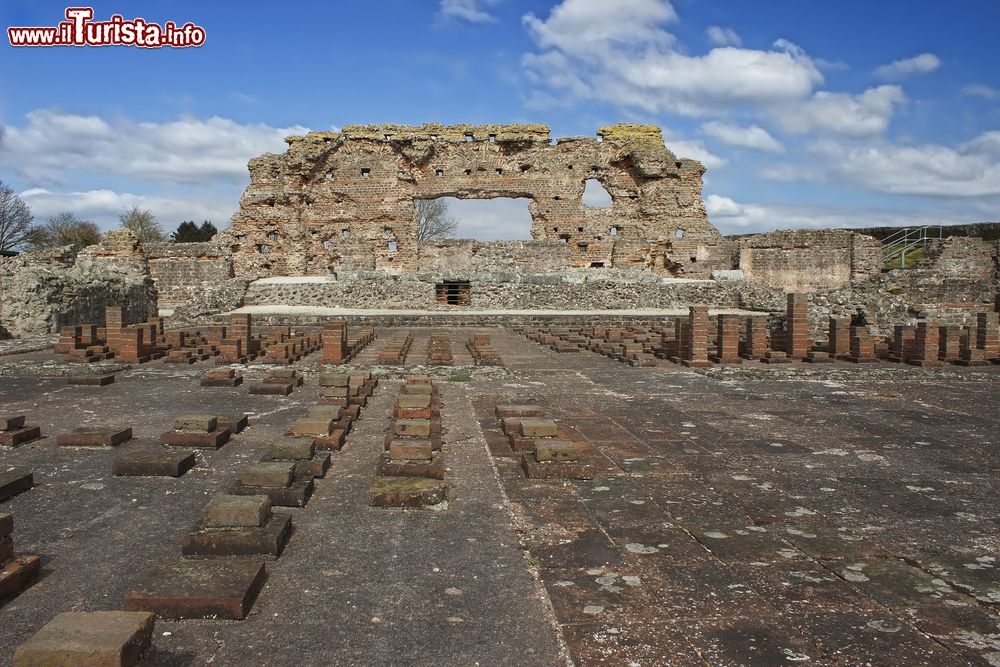 Immagine Le rovine romane a Wroxeter a 11 km da Shrewsbury e a circa 45 minuti d'auto a nord-ovest di Birmingham. Per alcuni studiosi qui si trova l'antica Camelot