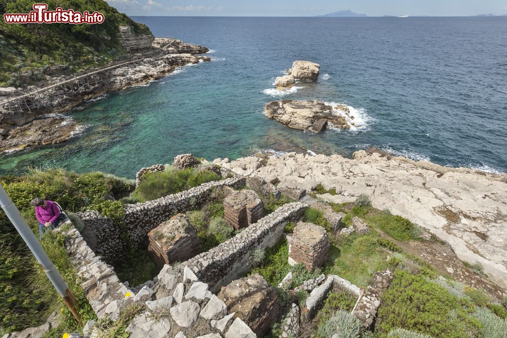 Immagine Le rovine romane dei Bagni della regina Giovanna, costa di Sorrento, Campania