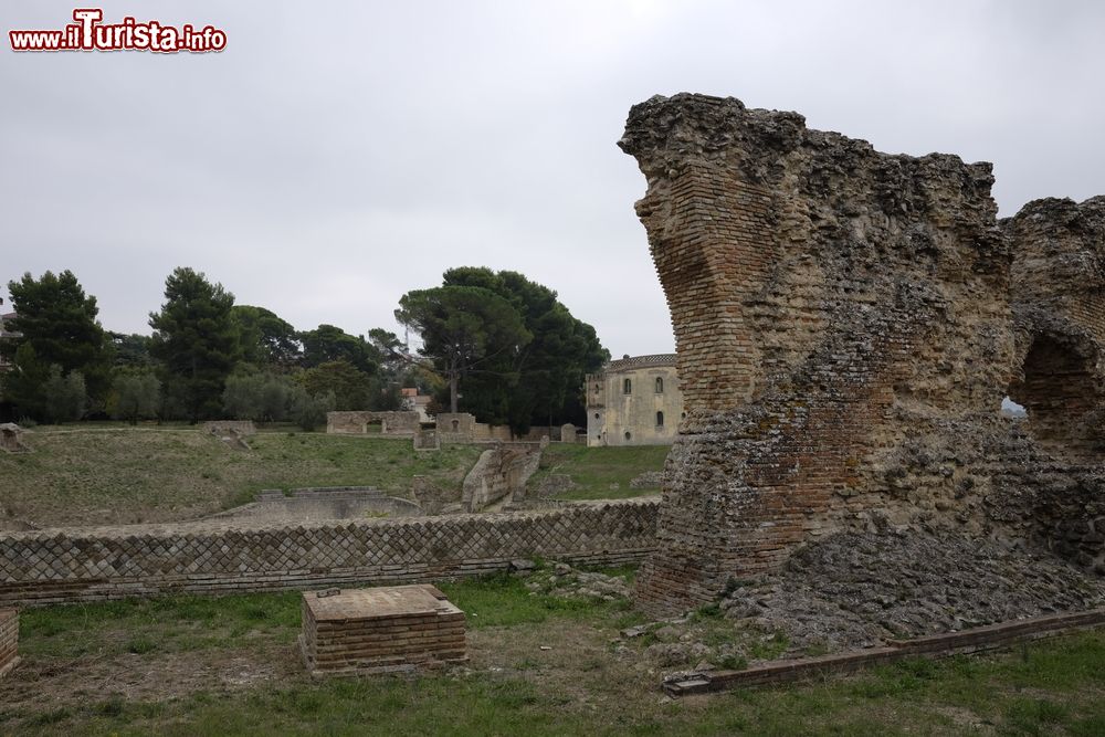 Immagine Le rovine romane di Larino, l'anfiteatro