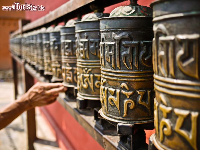 Immagine Le ruote della preghiera a Kathmandu, Nepal. Presenza costante nella fede buddista tibetana, sono conosciute con il nome di "chokhor" - © C. Salmon / Shutterstock.com