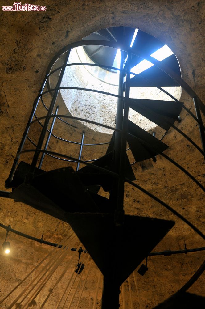 Immagine Le scale a spirale nella torre dell'orologio di Anduze, Francia.