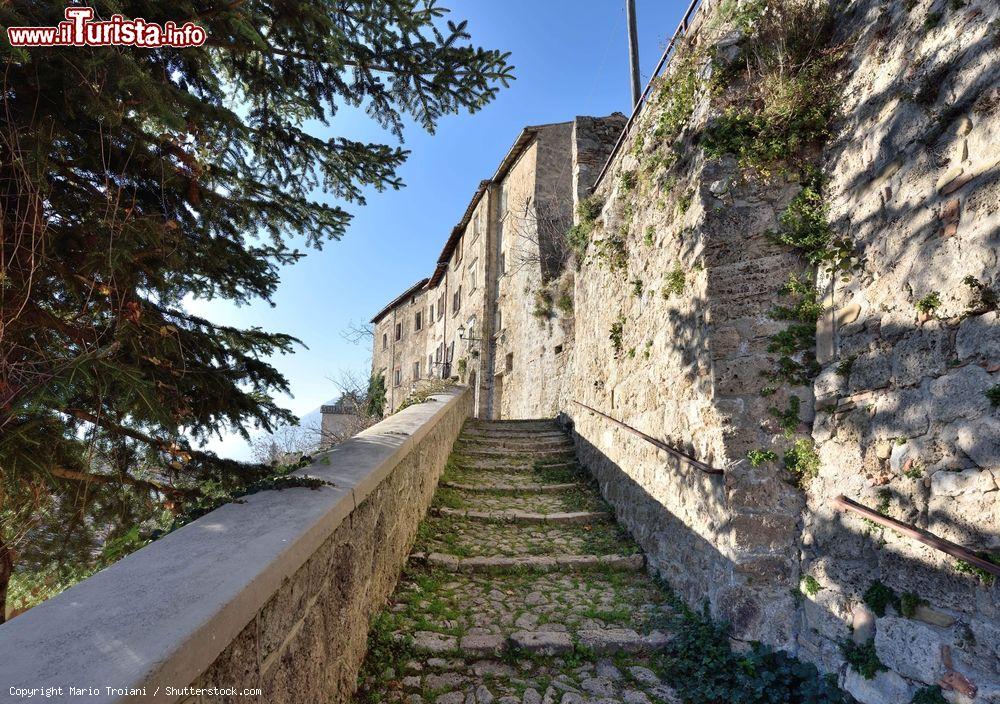 Immagine Le scale che portano all'ingresso della Fortezza di Civitella del Tronto, Abruzzo - © Mario Troiani / Shutterstock.com