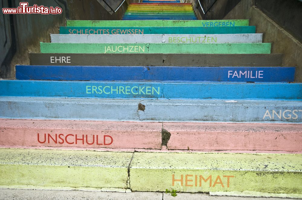 Immagine Le scale colorate di Holsteiner a Wuppertal, Germania. Costruita nel 1900, questa scala conta ben 112 scalini (secondo altre fonti 114) dipinti con differenti colori e con diverse scritte in stampatello. Si tratta di una delle attrazioni più fotografate della cittadina tedesca.