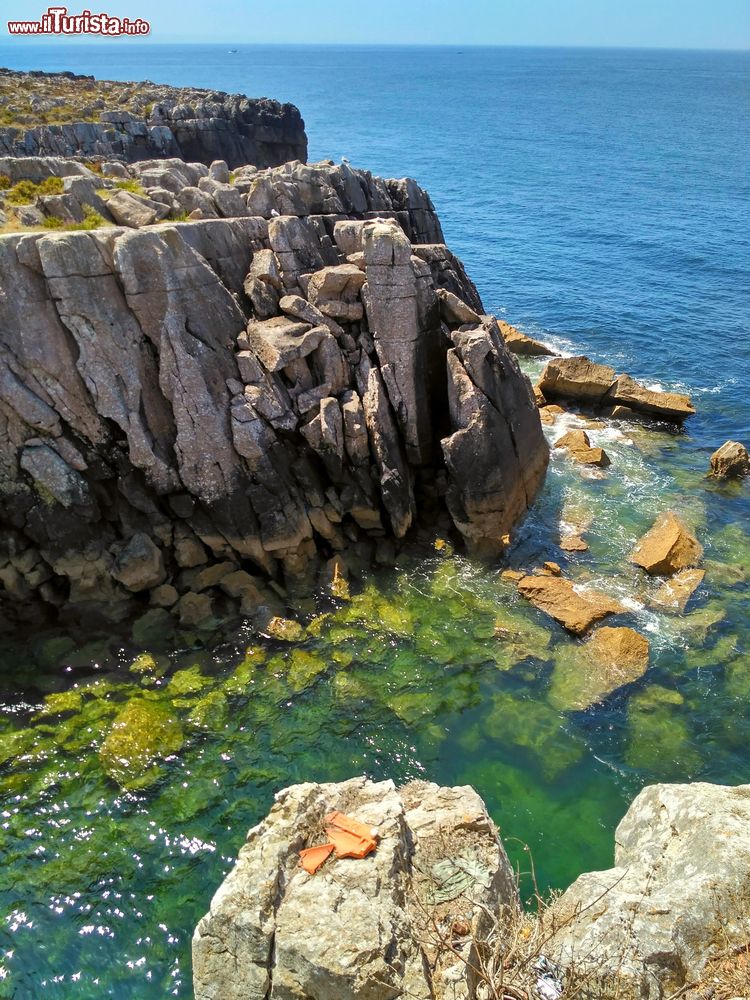 Immagine Le scogliere con rocce della costa oceanica di Peniche, Portogallo. A fare da cornice l'acqua cristallina che lambisce questo tratto di litorale.